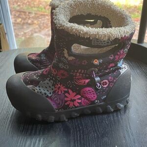 Bogs Bmoc Kids Black and Pink Floral Boots